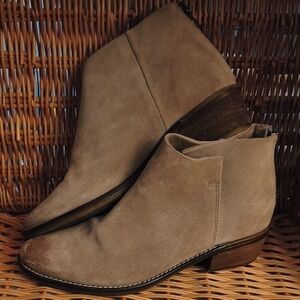 Very Volatile Women's Tan Suede Ankle Booties